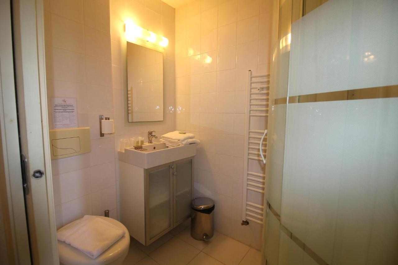 Auberge De La Couronne Lablachere Bagian luar foto
